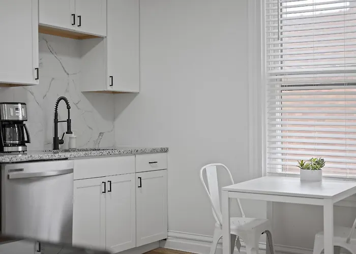 Shadyside, !h Modern And Bright Private Bedroom With Shared Bathroom Homestay *
