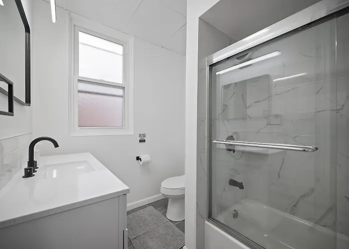 Homestay Shadyside, !h Modern And Bright Private Bedroom With Shared Bathroom Pittsburgh