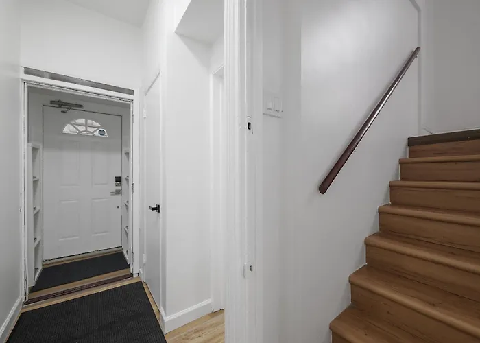 Homestay Shadyside, !h Modern And Bright Private Bedroom With Shared Bathroom