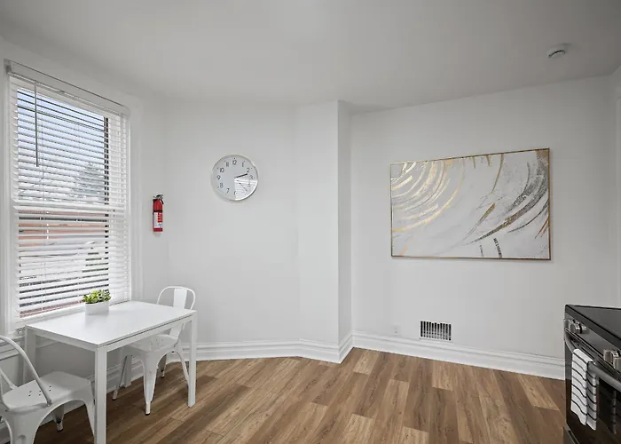 Shadyside, !h Modern And Bright Private Bedroom With Shared Bathroom