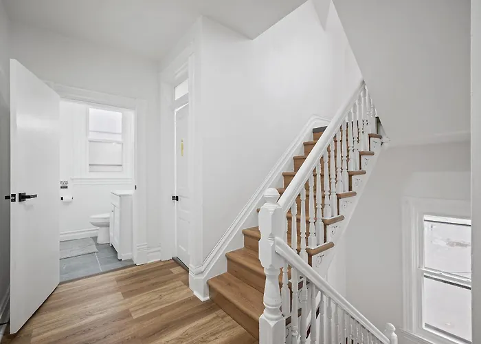 Shadyside, !h Modern And Bright Private Bedroom With Shared Bathroom Homestay *